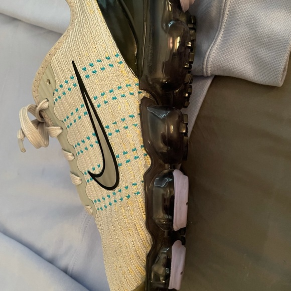 Air Vapormax Flynit 3 (GS) 6.5 Y = 8 in Women’s (HOODIE NO LONGER INCLUDED) - Picture 2 of 7